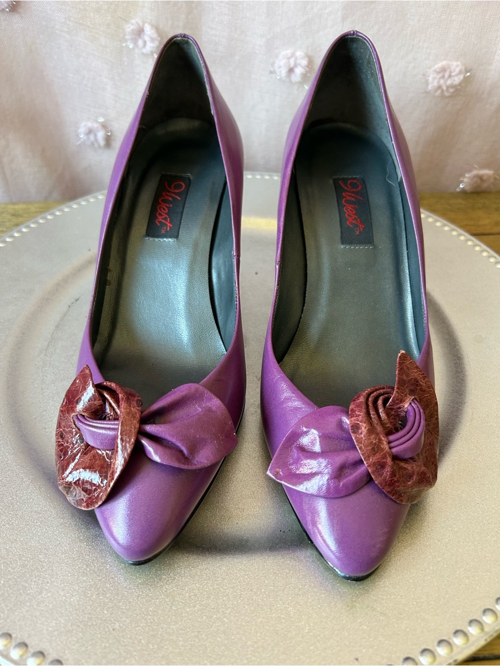 Violet Pointed-Toe Knot Detail Pumps